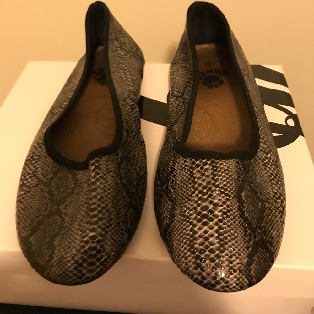 Snake like skin patter flat